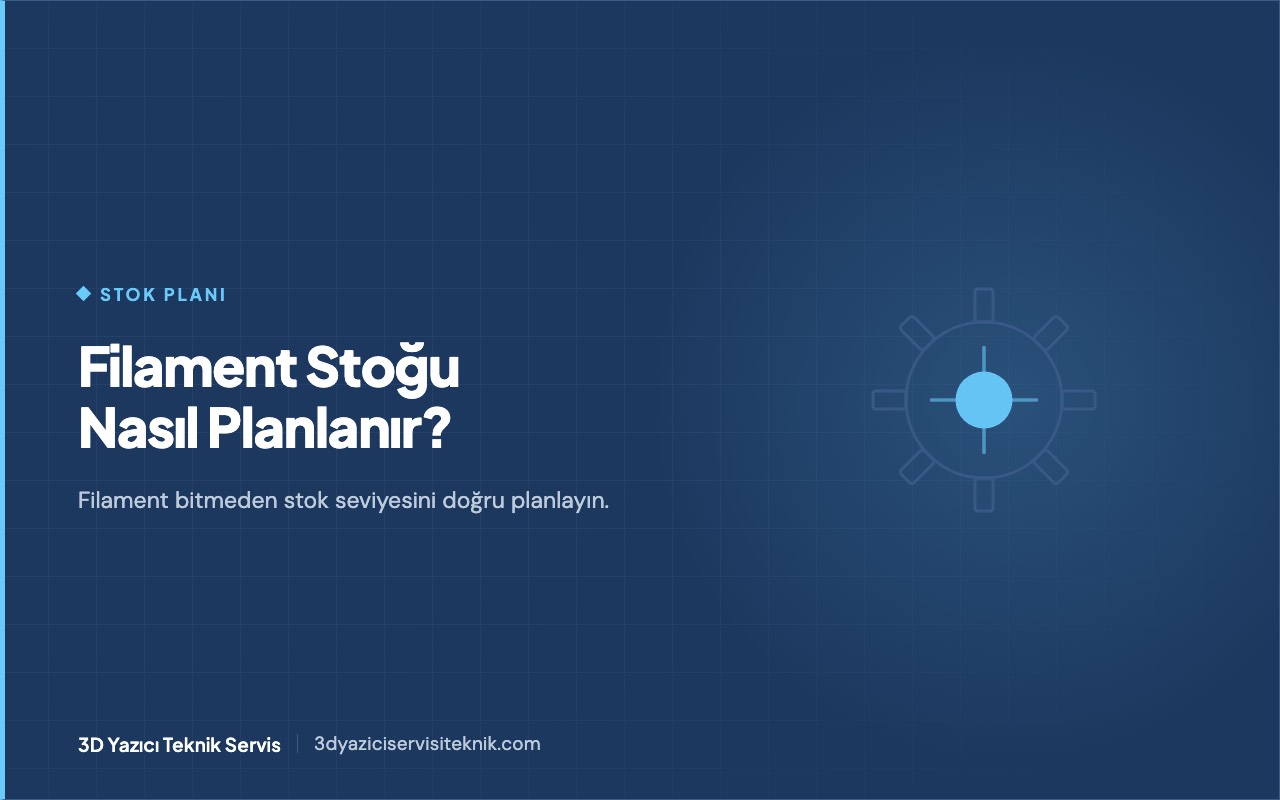 3D yazıcı blog kapağı: Atölyede filament stoğu — rafta sıralı filament makaraları ve kontrol listesi motifi