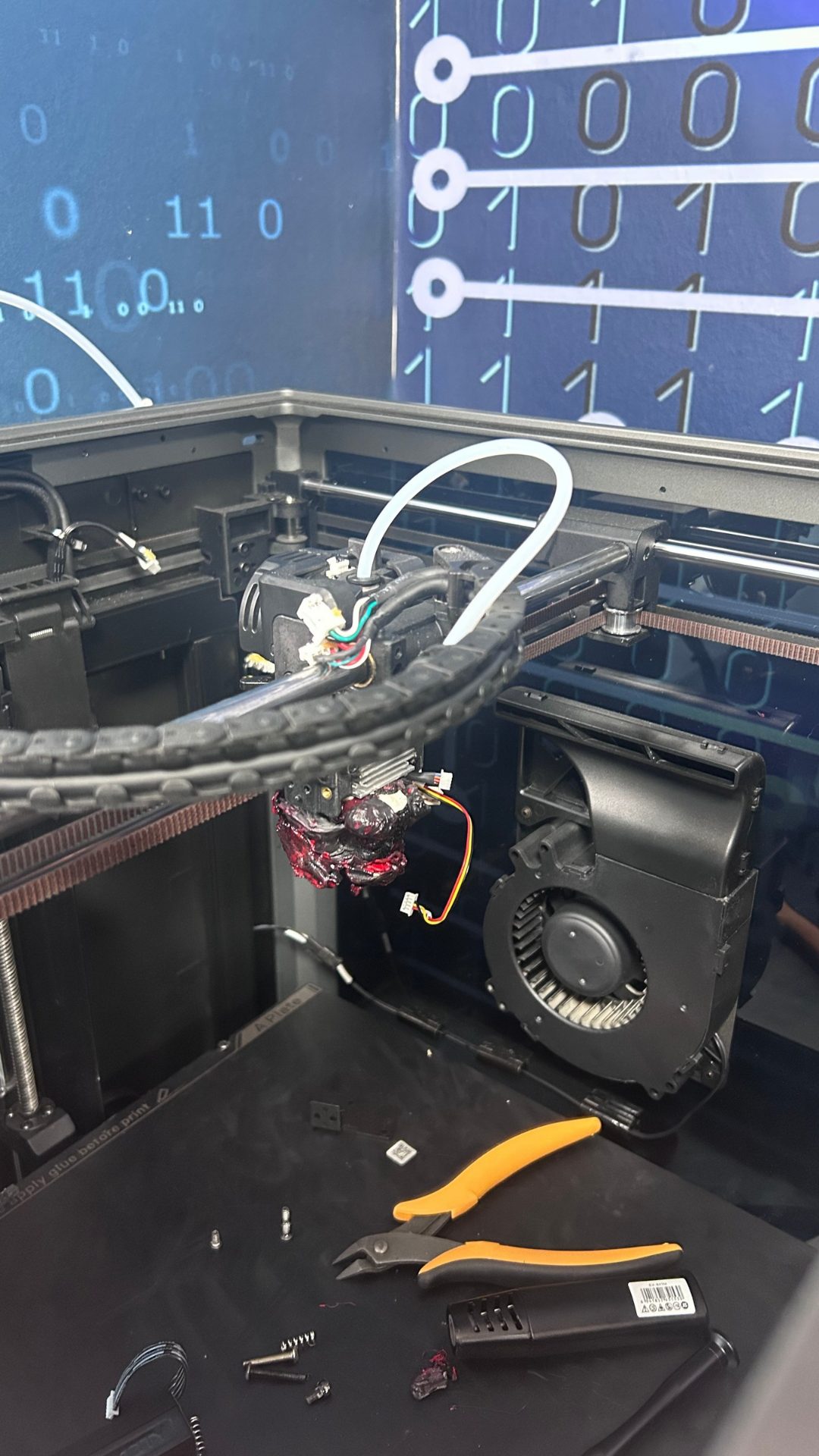 Creality K1 Max baskı kafasına sarmış erimiş filament
