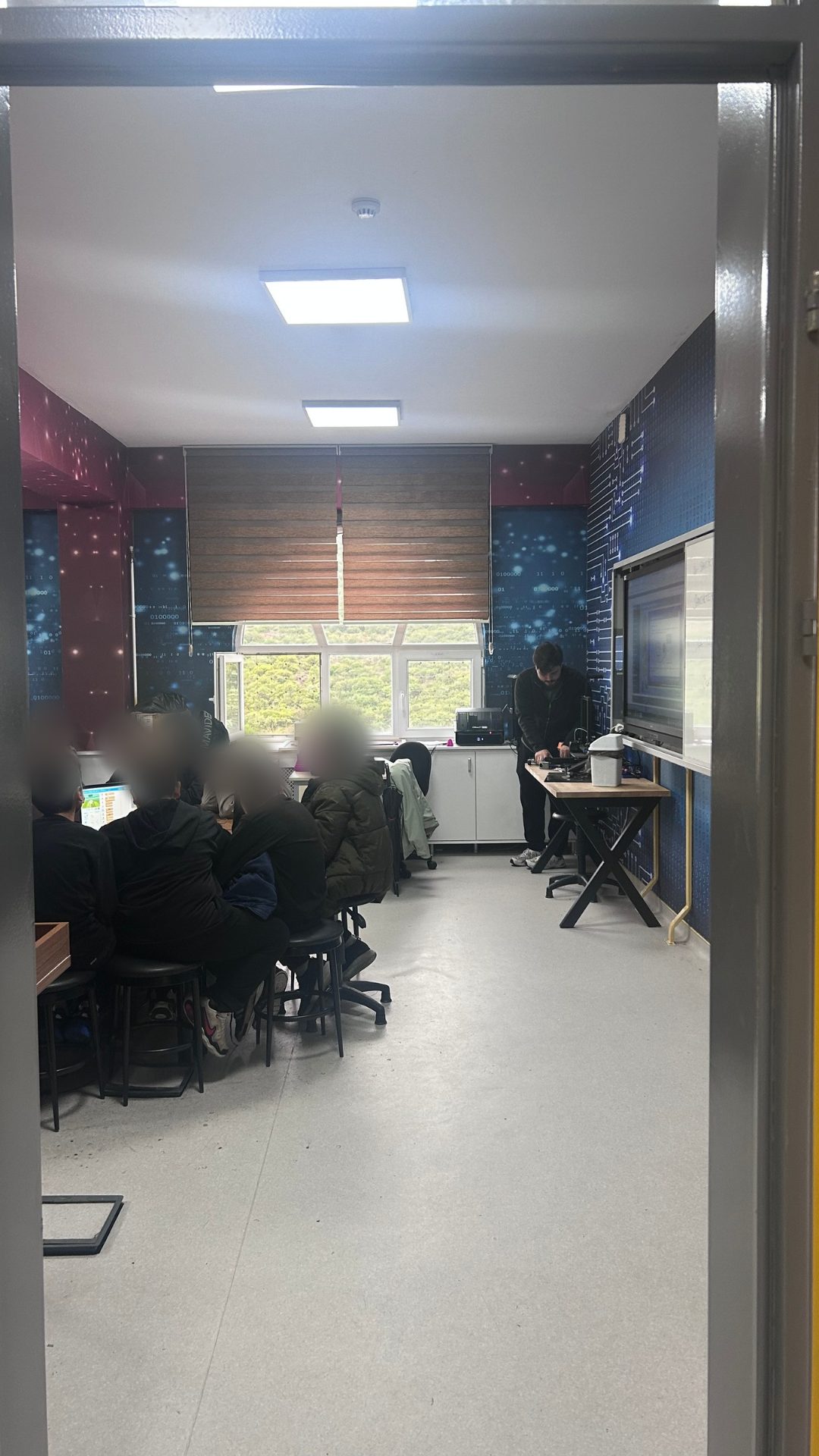 Okul atölyesinde Creality K1 Max onarımı sırasında öğrenciler
